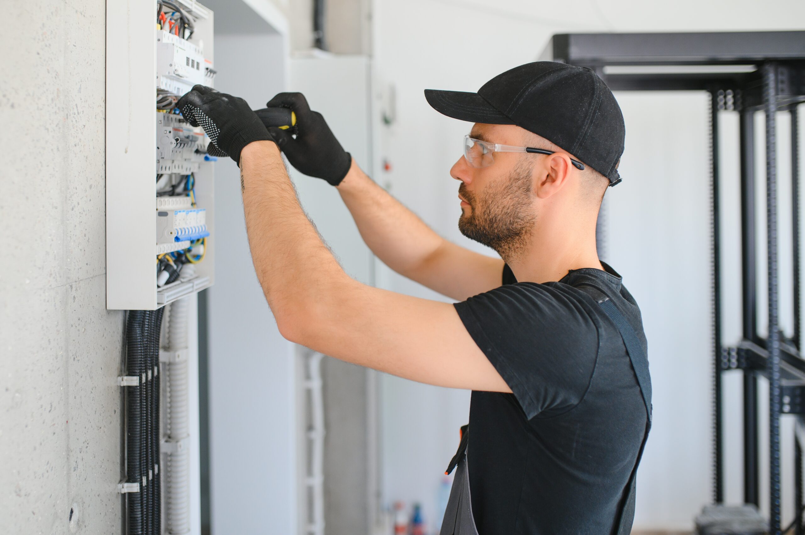 Électricien en intervention sur un chantier