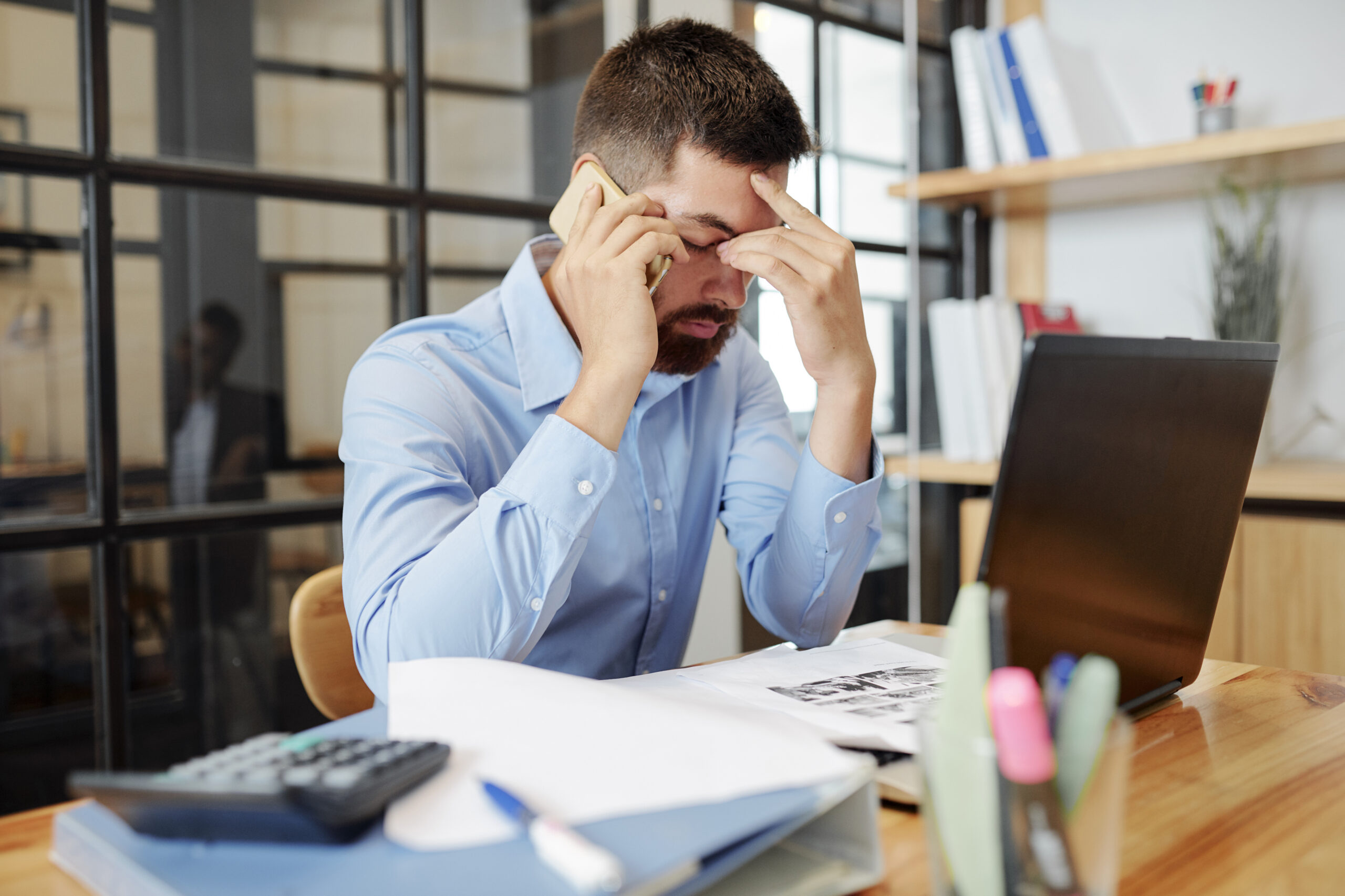 Manager sollicité par des relances permanentes